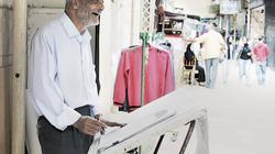 رسام فى سوق إمبابة: «ولسه قادر فى الزحمة أرسم»