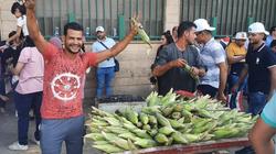 بائعو الذرة يحتفلون بنصر أكتوبر: "مصر هتفضل قوية"