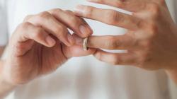 رجل يدفع لزوجته 96 ألف دولار بأمر المحكمة لسبب غريب.. ما القصة؟