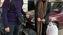 «يوسف وهدى» جامعيان يبيعان الكوفيات في الشارع: «بنتكفل بمصاريفنا»