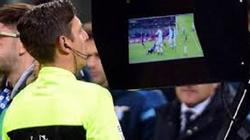 بالفيديو| لاعب يحصل على البطاقة الحمراء مرتين في مباراة واحدة