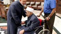 أكبر معمَّر أزهري يتبرع بمكتبته للأزهر الشريف