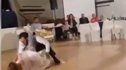 بالفيديو| رقصة رومانسية في حفل زفاف تتحول لمصارعة حرة بين العروسين