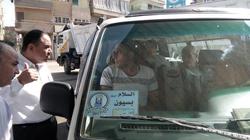 بالصور| رئيس مركز بسيون يوجه السائقين بالالتزام بالتعريفة الجديدة