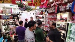 إقبال على شراء هدايا عيد الحب في السويس
