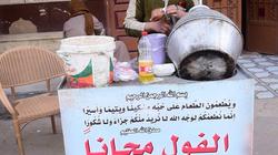 سوهاجي يقدم وجبات للمحتاجين من الفقراء والأيتام.. الفول والخبز مجانا