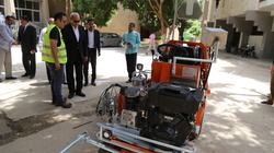 ماكينة تخطيط طرق جديدة لدعم منظومة النظافة في قنا