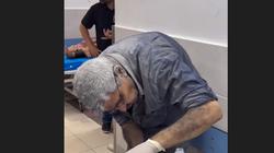 مشهد مؤثر لطبيب يخرج من تحت الأنقاض ويسعف والدته المصابة في غزة (فيديو)