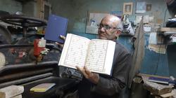أصل الصنعة| «علي» وهب حياته لتصليح المصاحف والأناجيل منذ 50 عاما