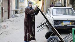 «جيهان».. جسد هزيل يجر أثقالاً على «الأزق»: شيل الهم أصعب صعيديتان تحولان شوارع «قنا» إلى لوحة