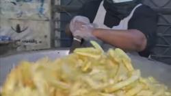 فقدت الابنة والزوج.. «أم أميرة» تحارب قهر الأيام بـ «تقشير بطاطس»