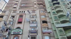 فيديو لحظات تحبس الأنفاس بسقوط لافتات أطباء وشركات ببرج في الدقهلية