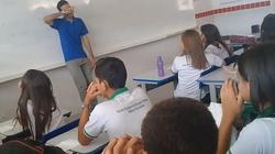 فيديو مؤثر لطلاب يجمعون مبلغا ماليا لمعلم لم يتلق راتبه منذ شهرين