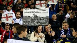 "شكرا للأبد انجلترا".. جمهور كوسوفو يرد الجميل للمنتخب الإنجليزي