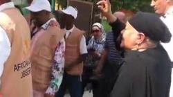 بالفيديو| ناخبة لأحد مراقبي البعثة الإفريقية: "بلدنا عمرها ما هتقع"