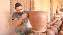 «محمد» يغرق في طين الفخار ويذوب عشقا بمهنته: مش مهم شكلي