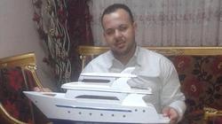 "نقاش" بدرجة فنان.. طه يصنع "ماكيتات" يدوية للسفن والمراكب