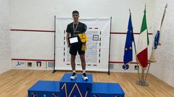اللاعب المصري علي عزت يحقق المركز الأول ويحصد الميدالية الذهبية لبطولة إيطاليا المفتوحة لناشئي الإسكواش 2024