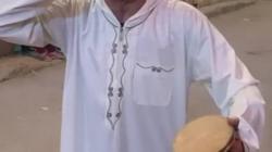 «سيد» مسحراتي رمضان ورث جلباب وطبلة جده: بجمع العيدية في «قُفة»