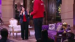 بالفيديو| موجة ضحك لحظة مصافحة منى الشاذلي "أطول لاعب في مصر"