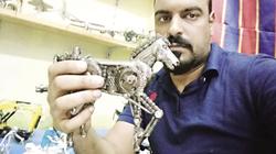 «مصطفى» يصنع طائرة وروبوت من الخردة: «بحلم بالعالمية»