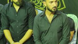 بكاء محمد مهران في عزاء والده.. وأشرف زكي أبرز المعزين