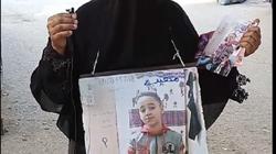 «سعاد» معلقة صورة حفيدها على رقبتها وبتلف الشوارع تدور عليه.. كعابها دابت