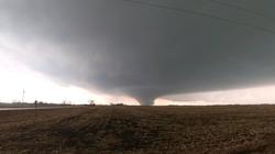 مشاهد مرعبة لإعصار مدمر يضرب ولاية آيوا الأمريكية.. «سبق التحذير منه»