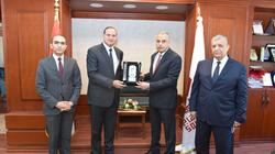 محافظ سوهاج يكرم رئيس الجامعة السابق تقديرا لجهوده في خدمة المجتمع