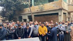 خالد يوسف يحمل جثمان شقيقه في الوداع الأخير.. «صور»