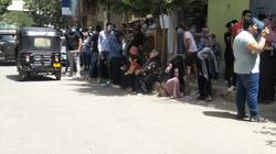 "طمنونا عملتوا إيه؟".. حوار بالإشارة بين الأهالي والطلبة خلف سور مدرسة