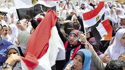 وزيرات تقدمن صفوف المشاركين للإدلاء بأصواتهن فى استفتاء الدستور