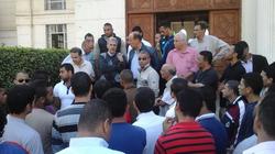 طلاب المدينة لـ"نصار": "يوجد دم بالفراخ".. ويرد: "أتحداكم بـ 100 جنيه"