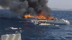 اشتعال النيران في مركب صيد على متنه 13 صيادا