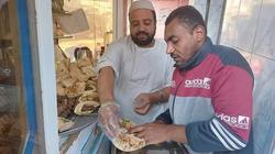 مبادرة شبابية لإفطار الصائمين من مرافقي المرضى بمستشفى إسنا بالأقصر