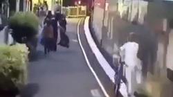 بالفيديو| امرأة تسقط تحت عجلات قطار وتنجو بأعجوبة