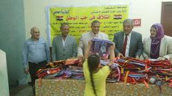 نائب محافظ القاهرة يوزع شنط مدرسية على الطلاب الأيتام