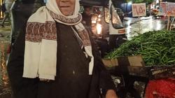 «عم سعيد» بائع يحمي نفسه من الأمطار بكيس بلاستيك: عندي 3 عيال وأكل العيش مر
