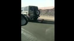 بالفيديو| سائق سيارة يجر كلبا على الإسفلت بـ"طريقة وحشية"