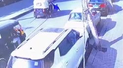 سائق توك توك يسحل مسنًا في وسط الشارع بشبرا
