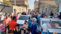 أهالي قرية بكفر الشيخ يكرمون مدير مدرسة بعد بلوغ سن المعاش.. «زفة بالشوارع»