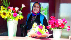 هدية "ياسمين" بعد التخرج: كشك ورد فى جامعة السويس
