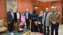 محافظ بورسعيد يستقبل طالبة أصابتها "مروحة الفصل" بمدرسة "6 أكتوبر"