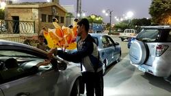 «عبده» تحدى إعاقته ببيع «البلالين».. ولقبوه بـ «صانع السعادة»