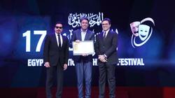 أول تعليق من المخرج محسن رزق بعد تكريمه من وزير الثقافة بالمهرجان القومي للمسرح
