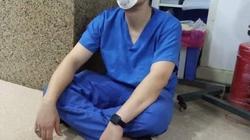 طبيب يجلس على الأرض متعبا بعد إنقاذ مريضة كورونا: قالت له متيتمش عيالي