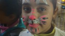 بـ«الحنة والألوان».. «غادة» تبدع في الرسم على وجوه الأطفال بالمنوفية