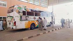سائقو الحافلات المصرية يستقبلون السودانيين بـ«أطعمة وحلوى ومياه باردة»