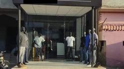 «هدوم مسروقة» لافتة محل في المنصورة تثير الجدل.. وصاحبه: الاسم حقيقي
