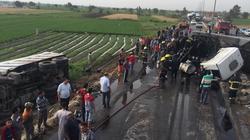 مصرع عامل وإصابة 3 أشخاص في حادث بين 3 مركبات على طريق المنصورة – أجا